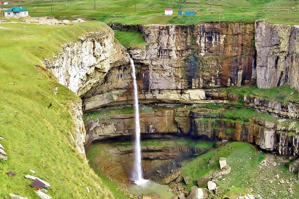 Водопад Тобот в Хунзахском районе Дагестана - каскад воды с плато