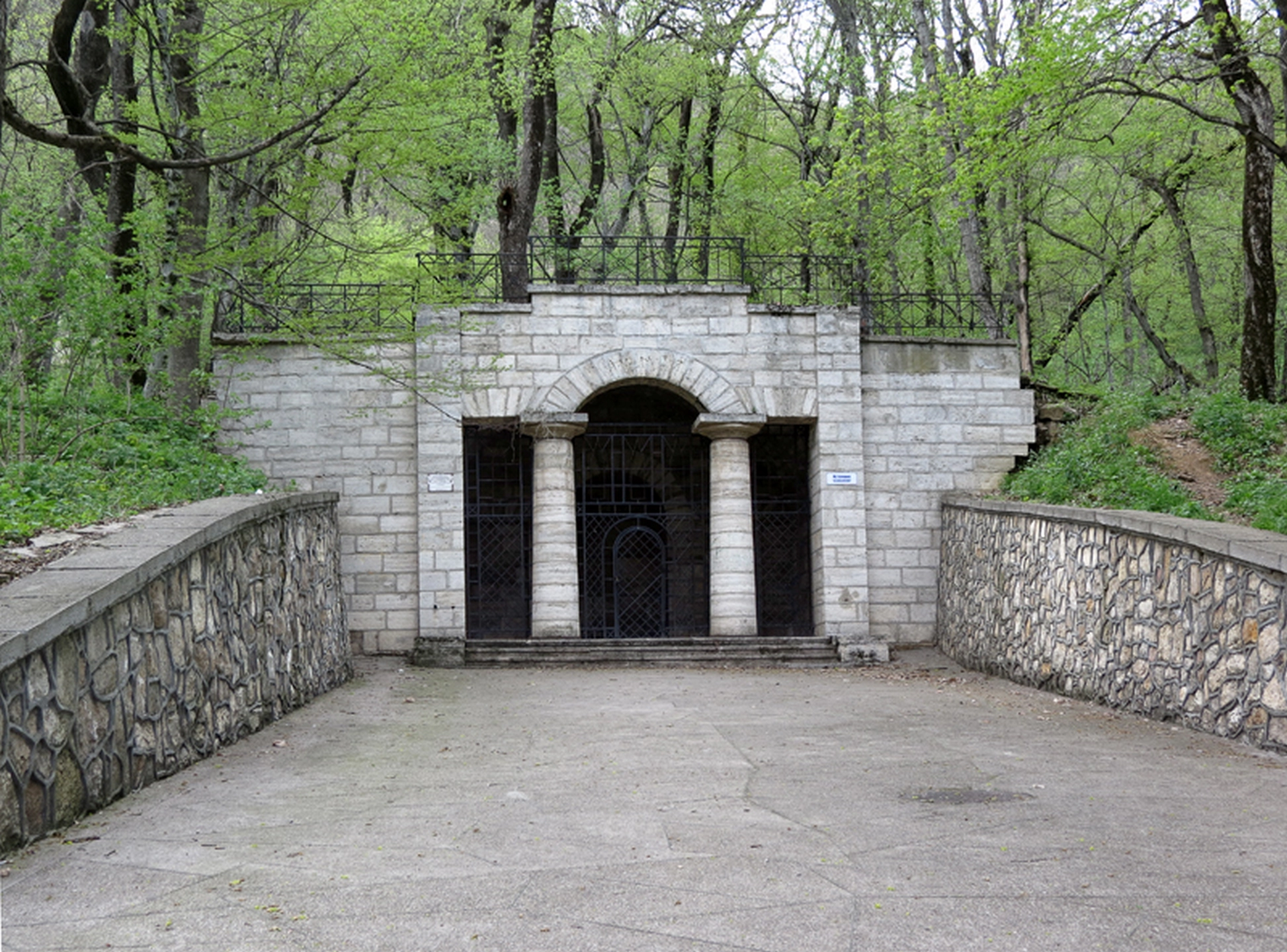 Нелюбинский источник Железноводск - исторический бювет