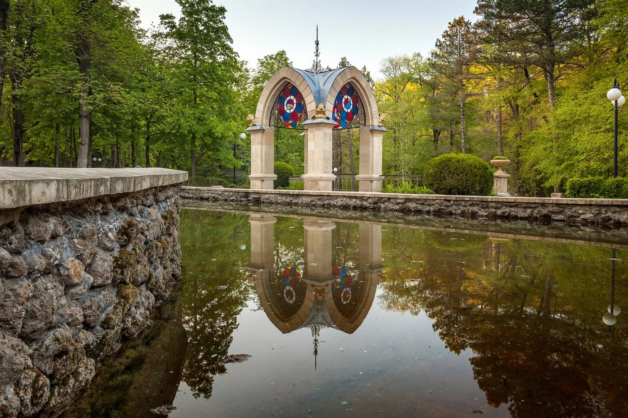 Зеркальный пруд с лебедями в Курортном парке